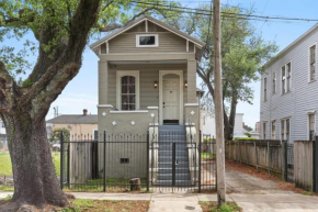 3BD HOME STEPS TO SAINT CHARLES Gated Parking
